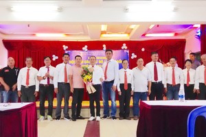 第五郡文化中心主任郭忠孝（左六）向新屆執委頒發決定書。