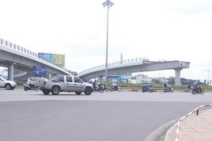 施工中的阮儉與阮泰山街鋼鐵高架橋項目橫跨交通樞紐的一分支橋。（圖源：保平）