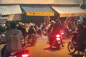 兩夥青年持械鬥毆現場。（圖源：VNE）