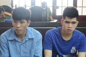出庭受審的被告人阮文俊（左）和張玉賢。（圖源：金銀）