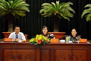 市人民議會主席阮氏決心（中）與兩位市人民議會副主席共同主持會議。（圖源：PC）