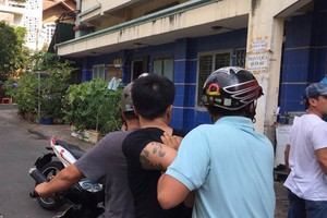 刑警控制一名恐嚇債務人的疑犯。