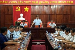 政府副總監察長鄧功韻（中）公佈監察《決定》。（圖源：TL）