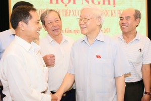 阮富仲總書記與選民接觸。（圖源：玉勝）