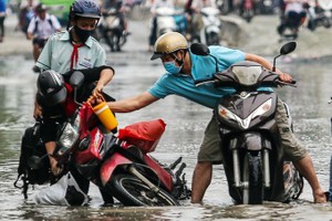接送孩子上下課的女騎士因機車死火傾斜慾倒，幸好受到另一名男騎士的及時幫忙。（圖源：瓊陳）