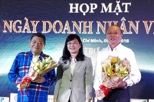 第十一郡經濟科領導送花祝賀與感謝越香集團董事長杭慰瑤(左一)和亞洲餅家總經理高肇力(右一)。