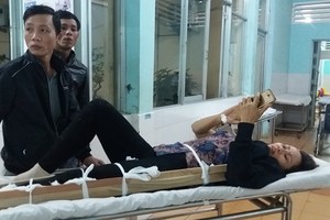 獲送醫院救治的一名斷腿女傷者。（圖源：趙青）