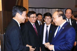 政府總理阮春福與日本企業交談。（圖源：越通社）