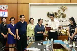 平仙(Biti's)公司代表迎接中國雲南省河口瑤族自治縣人民政府代表團。