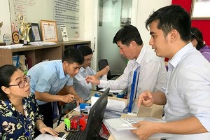 第一郡濱城坊的兩名副本核實幹部每天都忙個不停。