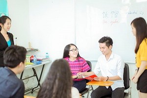 市商業華語培訓中心學生在上課交流。