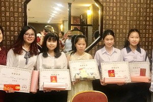 光芳盛股份有限公司郭虹(左一）和曾廣健（右一）代表三有實業貿易有限公司關達賢特向獲獎學生作出獎勵。