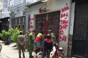 阮氏玉孝教師的住屋遭人潑油漆和蝦醬，職能力量聞訊後抵達現場勘驗並展開調查。（圖源：長黃）