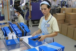 阿迪達斯鞋廠包裝車間一隅。