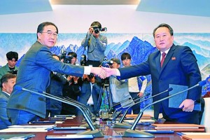 韓方代表團團長趙明均與朝鮮代表團團長李善權在會談前握手。（圖源：路透社）