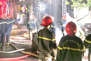 消防警察在本市某結合經營的住房滅火。