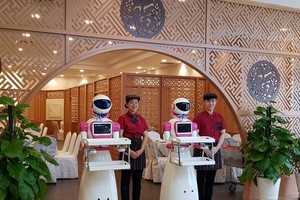 幸福樓是越南目前首家融入機器人服務的餐廳。