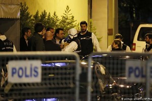 土耳其警方於10月15日進入沙特駐伊斯坦布爾總領事館搜查。（圖源：AP）