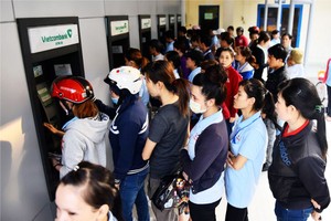 民眾排隊等候提款。（圖源：Zing）