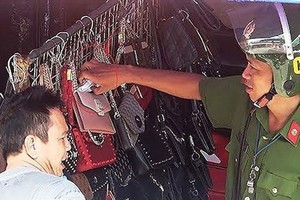 巴沼市場旁邊的秩序警察因腐敗行為被市公安廳處分。