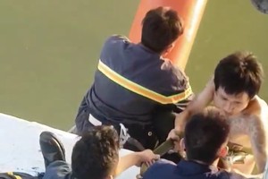 救護隊員趕抵現場成功解救攀越橋樑護欄的男青年。（圖源：志黎）