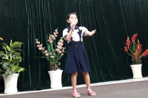 許桐桐獲得歌唱比賽小學組第一名。