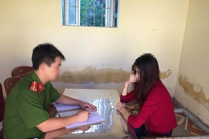 涉案嫌犯黎氏H.P（右）在派出所向調查員供述自己的犯罪過程。（圖源：公安機關提供）