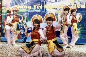 蓮花歌舞團今春在會安表演舞蹈。