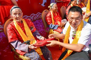 圖為來自海南省東方市的107歲張六妹阿婆被評為2018“海南十佳健康長壽老人”。（圖源：新華網）