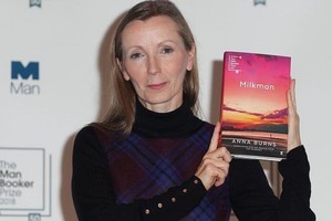 2018年度英國布克文學獎當地時間16日晚揭曉，英國女作家安娜‧伯恩斯憑藉小說《送奶工》獲此殊榮。（圖源：互聯網）