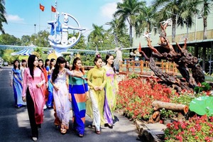 婦女遊覽蓮潭文化公園。