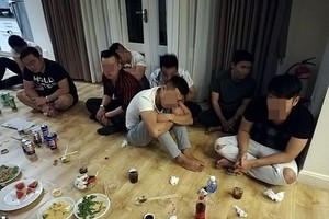 當場被查獲聚眾吸毒的“癮君子”。（圖源：芳南）