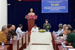 市越南祖國陣線委員會主席蘇氏碧珠與各寺廟、華人會館代表出席座談會。