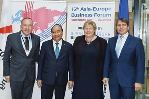 政府總理阮春福(左二)與挪威首相埃爾娜‧索爾貝格在第十六屆亞歐工商論壇框架上。（圖源：越通社）
