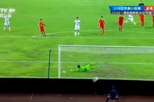 塔吉克斯坦球手射進龍門一瞬間鏡頭。（圖源：CCTV視頻截圖）