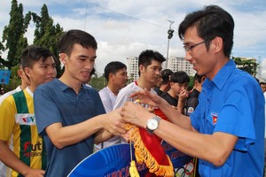 新任共青團郡委書記阮嚴國強向球員贈送錦旗。