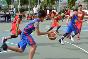 初中六和七年級組安富學校（紅色衣）對潘文治學校隊比賽一瞥。