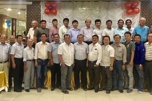 崇正會館理監事與客屬鄉親留影。