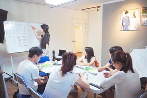 圖為越南學生在韓國報名就讀的某一韓語輔導班。（圖源：STUDYABROAD101網頁截圖）