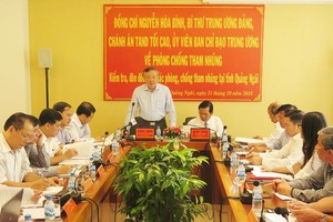 中央肅貪指委會委員阮和平主持會議並發表講話。（圖源：阮莊）