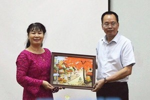 中國商會秘書長吳美林(左)向黃強餘副市長贈送紀念品。