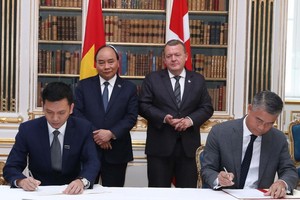 政府總理阮春福與丹麥首相拉爾斯‧勒克‧拉斯穆森見證兩國合作文件簽署儀式。（圖源：越通社）