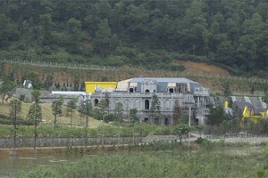 圖為在河內市朔山縣明智鄉同渡湖畔興建的一組建築群體。（圖源：陳王）