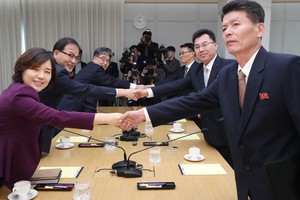 10月22日，在朝鮮開城，韓國官員（右）和朝鮮官員參加會談。（圖源：韓聯社）