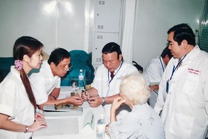 本文作者劉劍昌師傅（左三）與各醫師研討醫術。