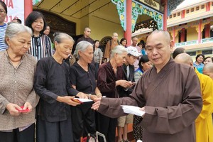 市華人佛教會正代表釋慧功上座與慈善團向安江省朱篤市貧困戶贈送賑濟品。