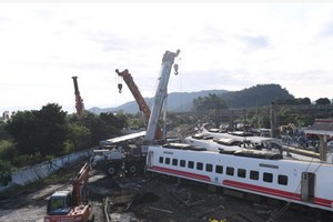 台鐵普悠瑪6432次列車10月21日在台灣宜蘭新馬站附近出軌，已致18人死亡、187人受傷。經搶修10月22日清晨，西線恢復單線雙向行車。（圖源：新華網）