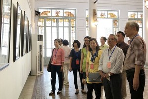 聞立聖畫家(右一)與我國華人畫家、 書法家交流。