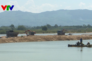 河上砂石開採活動。（圖源：VTV）