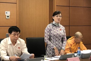 市委副書記、市人民議會主席、市國會代表阮氏決心（中）在市國會代表團討論會上發言。（圖源：誠忠）